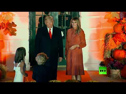 شاهد ترامب وزوجته يلتقيان شبيهيهما الصغيرين أثناء الاحتفال بعيد الهالوين