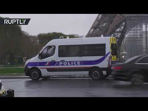 شاهد الشرطة الفرنسية تخلي محيط برج إيفل بعد العثور على حقيبة ذخيرة